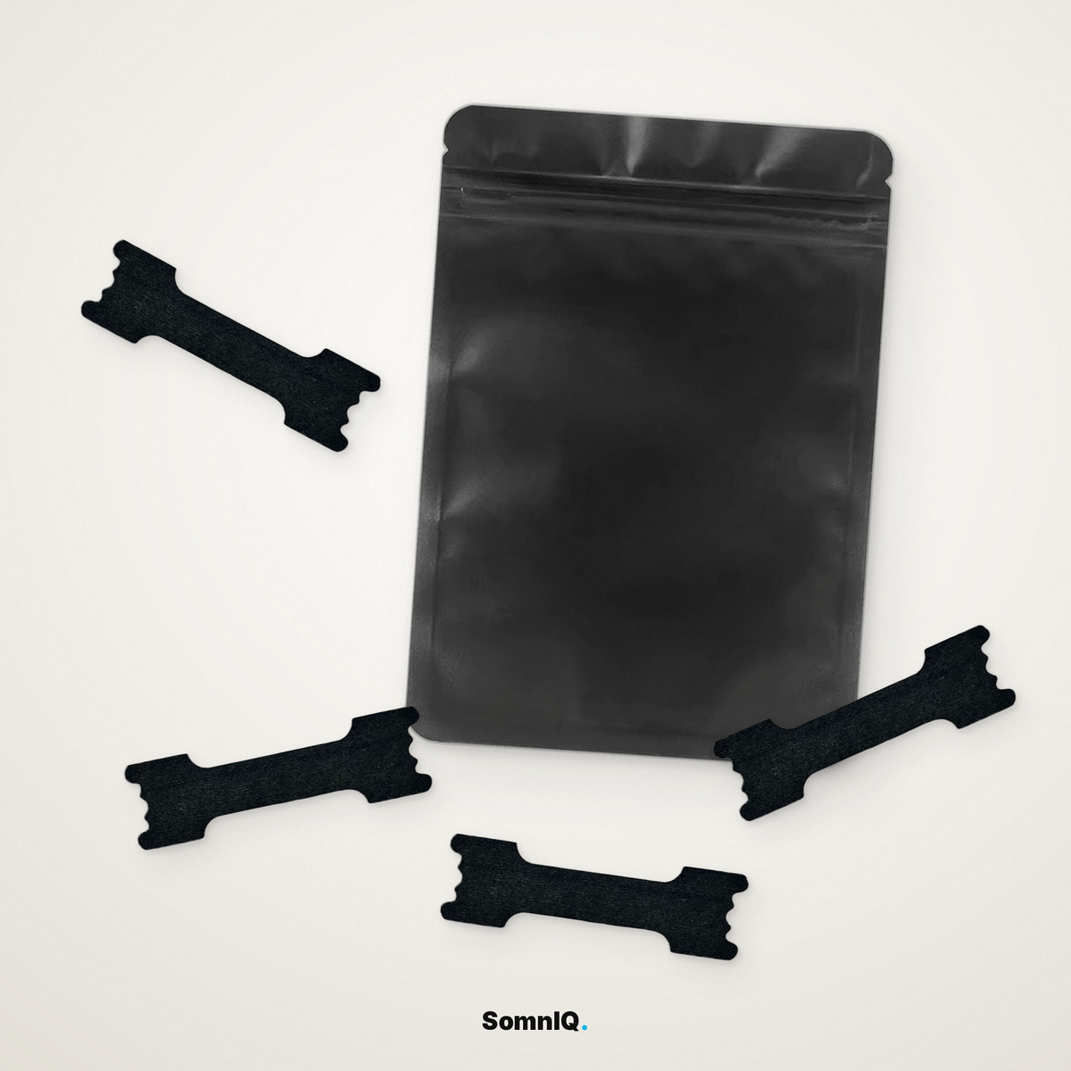 Pochette noire refermable de 30 bandelettes nasales SomnIQ et quatre bandelettes noires