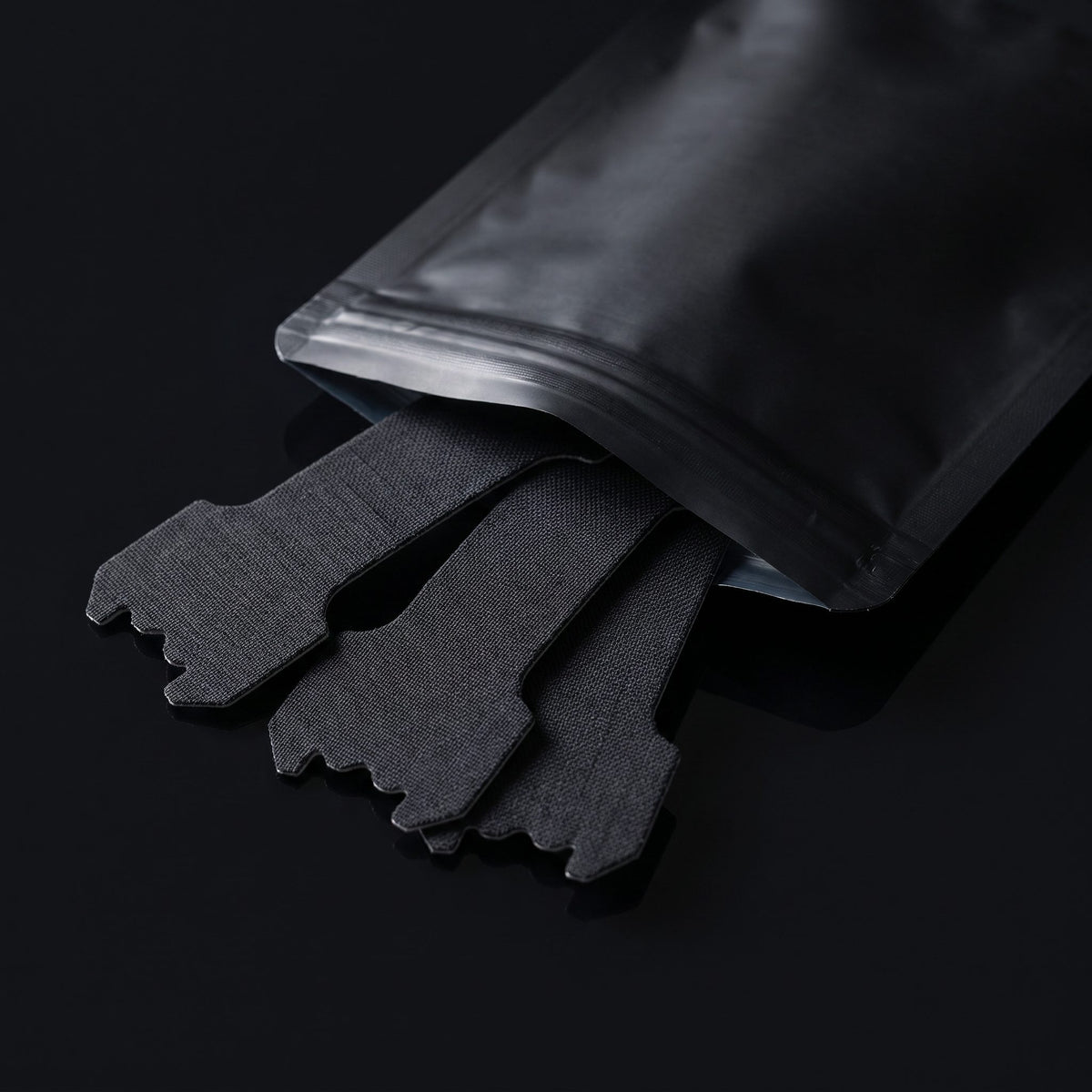 Pochette SomnIQ et bandelettes nasales noires — packshot Série 01