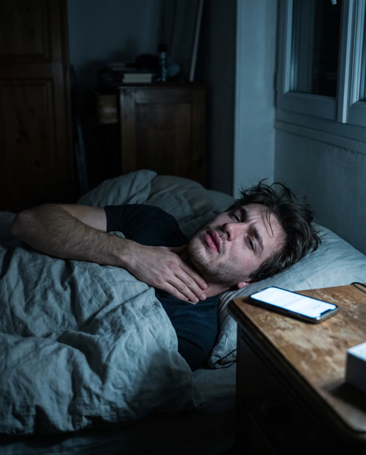 3h47, réveillé, bouche sèche — homme éveillé dans le noir
