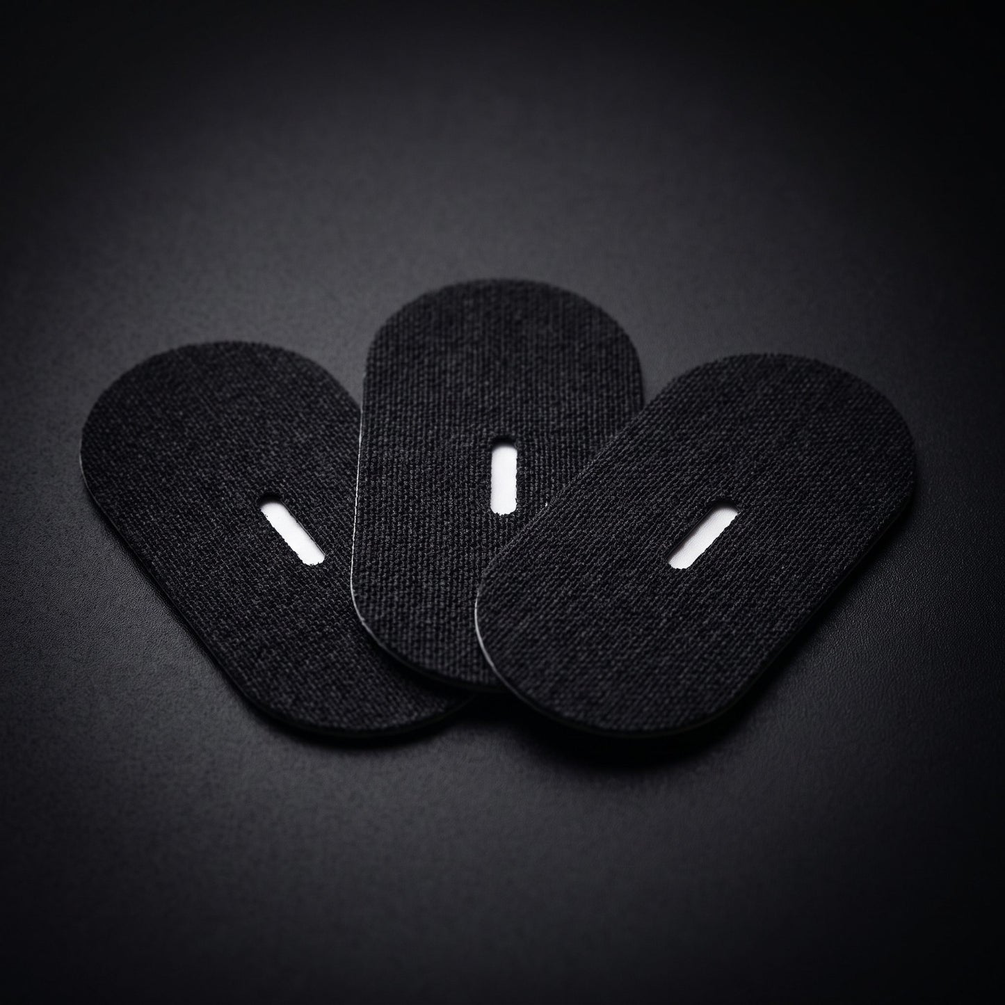 Tape bouche SomnIQ — patch ovale noir avec fente de ventilation centrale