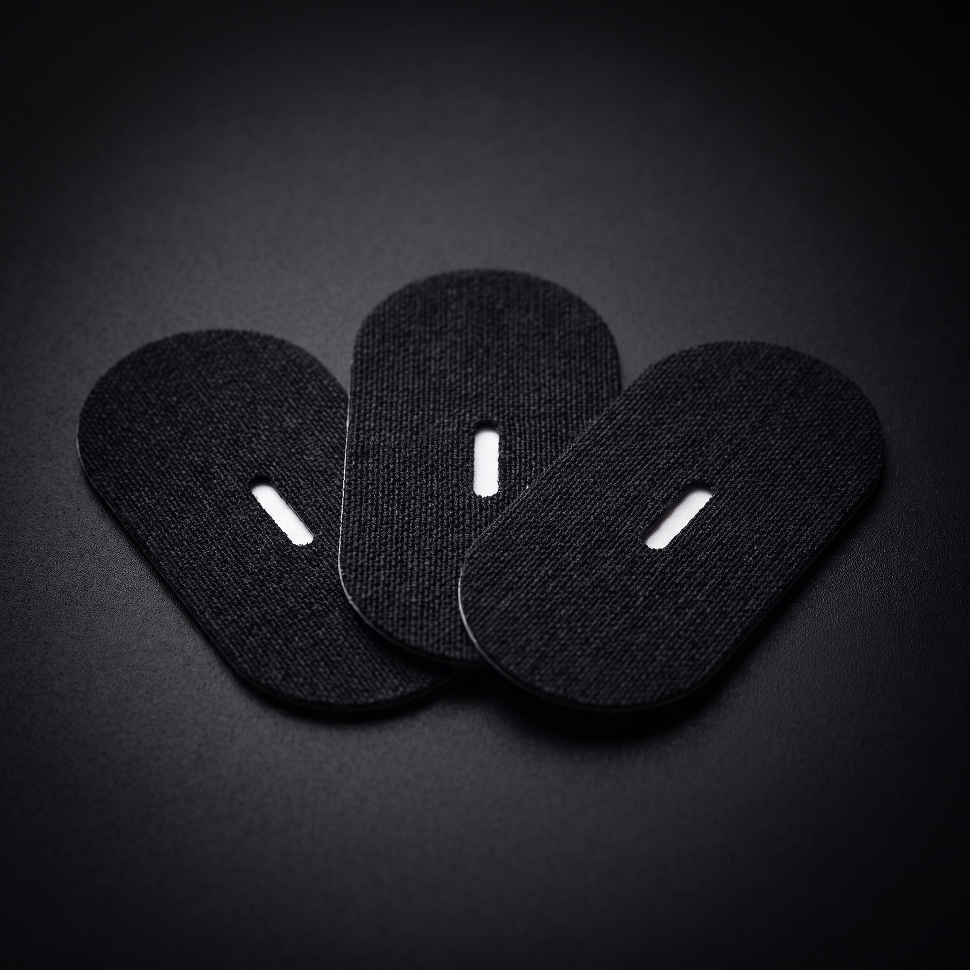 Tape bouche SomnIQ — patch ovale noir avec fente de ventilation centrale